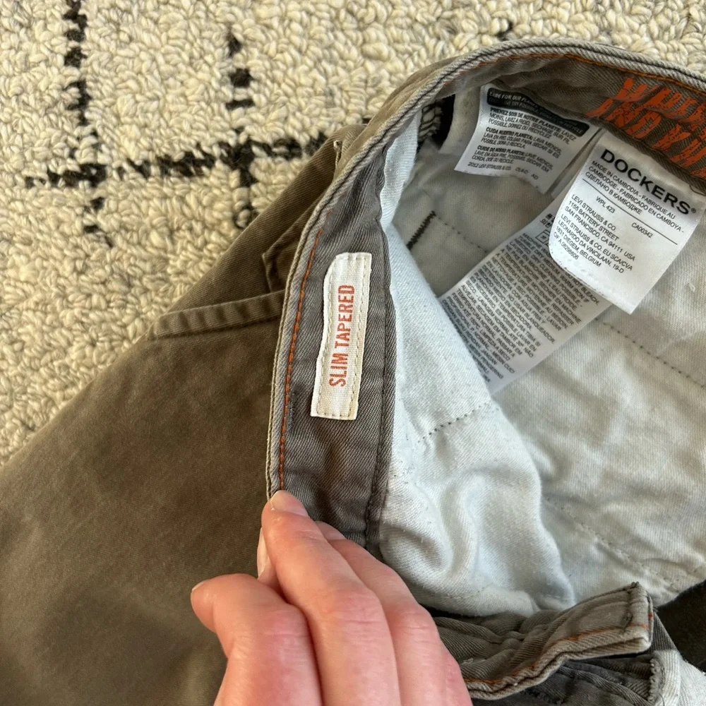 Dockers Slim Tapered Khaki Pants by Levi’s W32 L32
